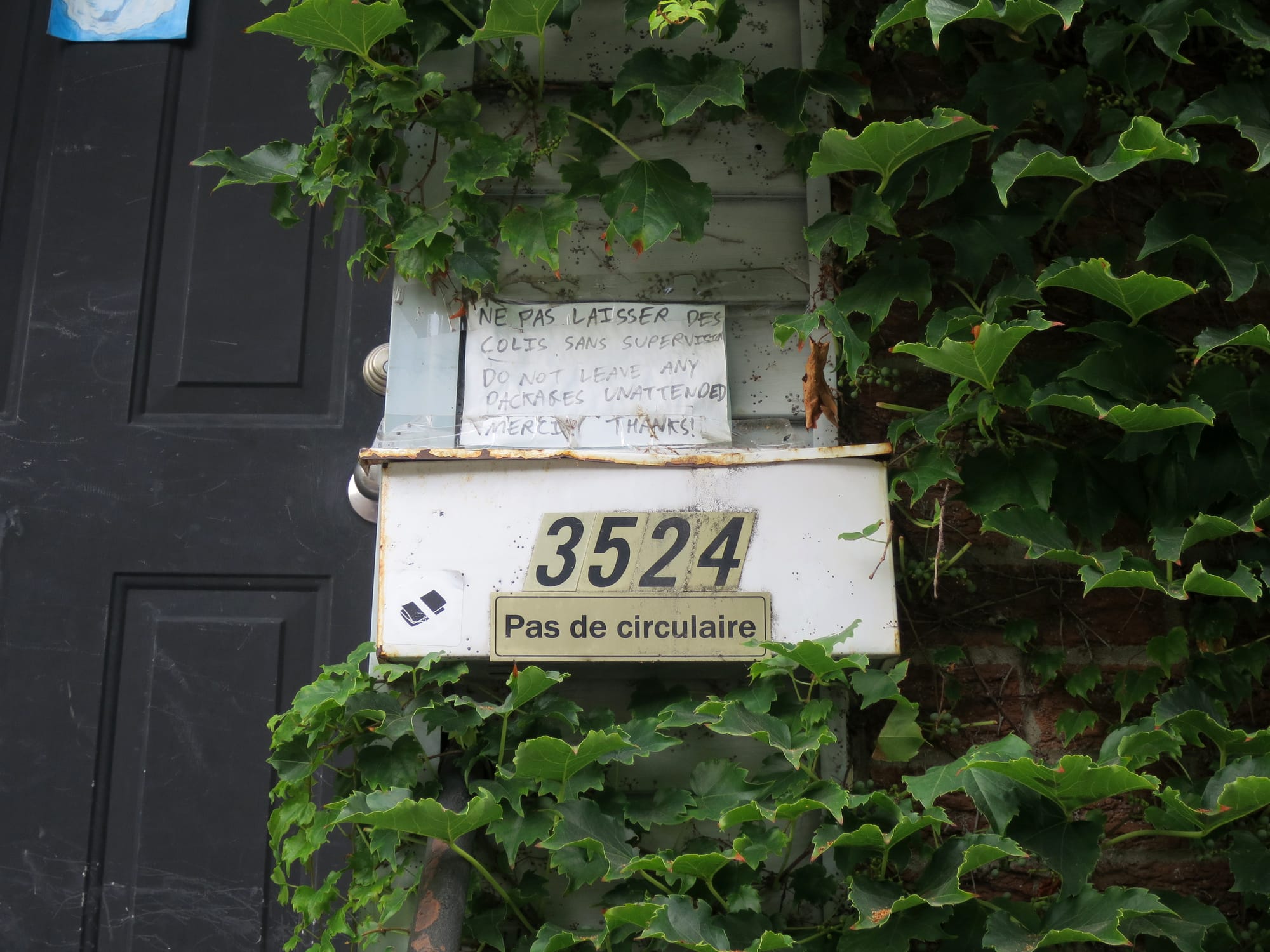 Mailbox with "Pas de circulaire" sign.