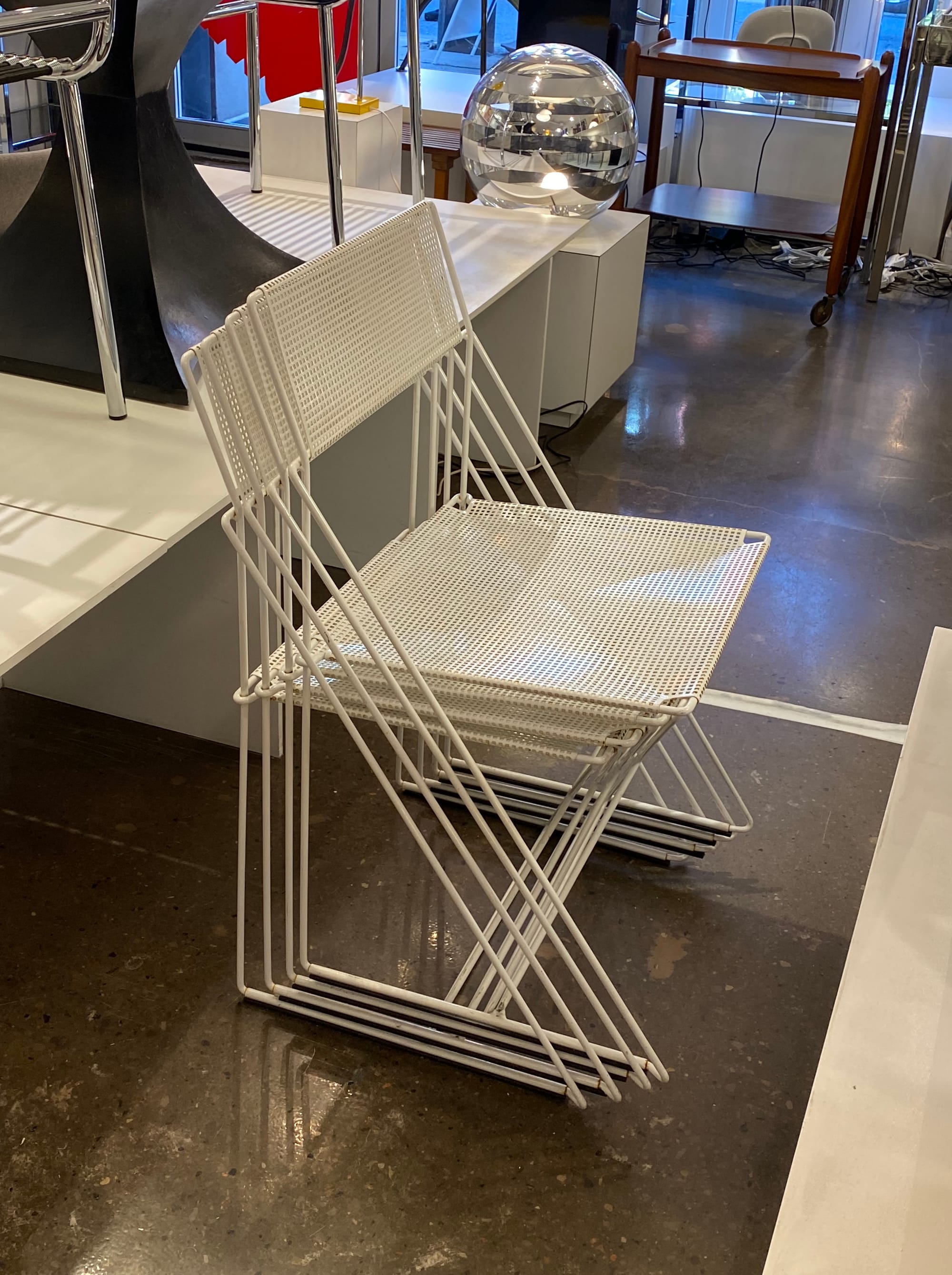 Four stacked X-Line chairs viewed from the side.